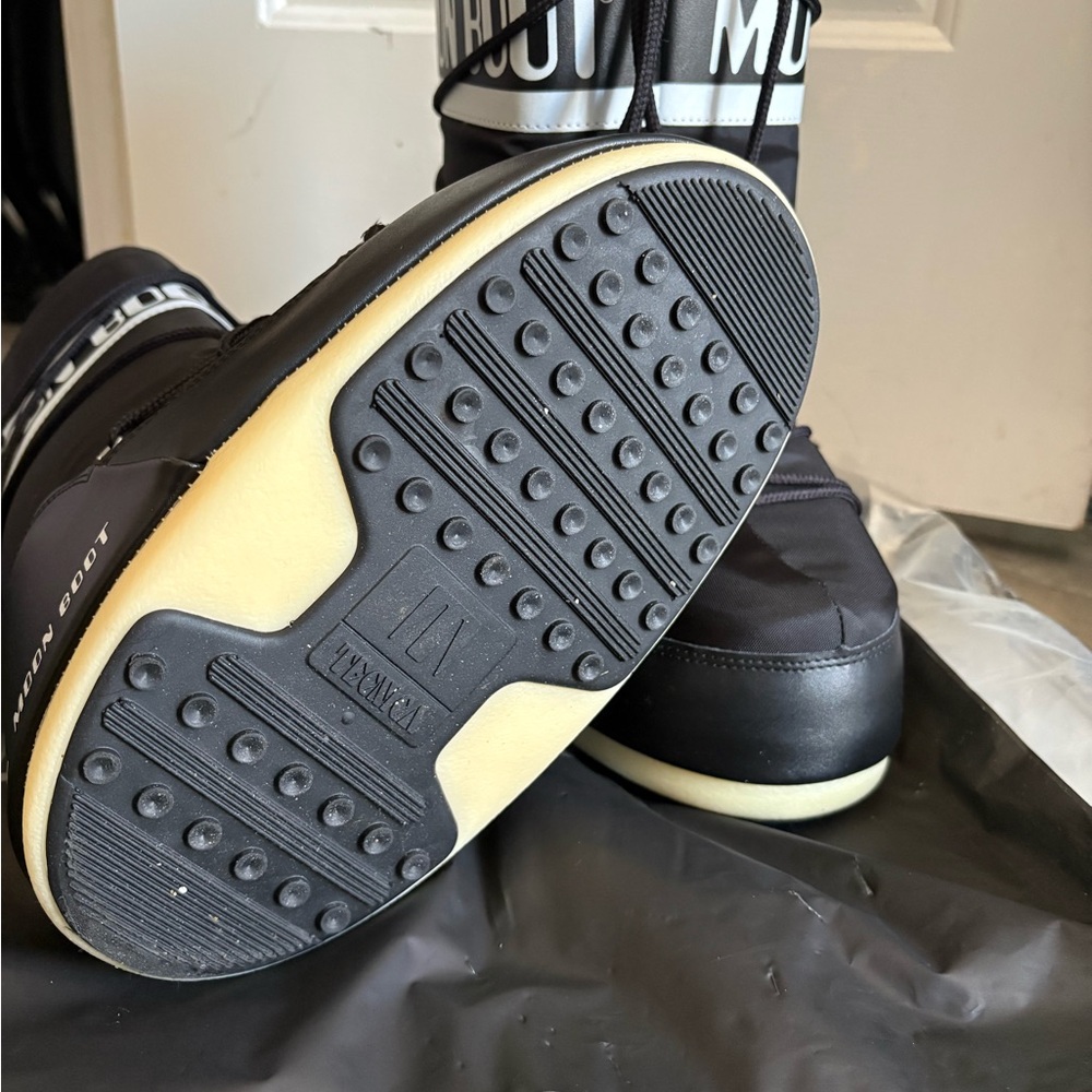 Moon Boot Classic Black Snow Boots - Picture 3 of 6